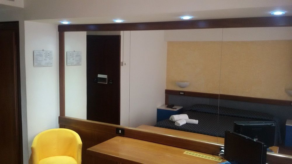 Hotel De La Ville & Centro Congressi ベネヴェント エクステリア 写真