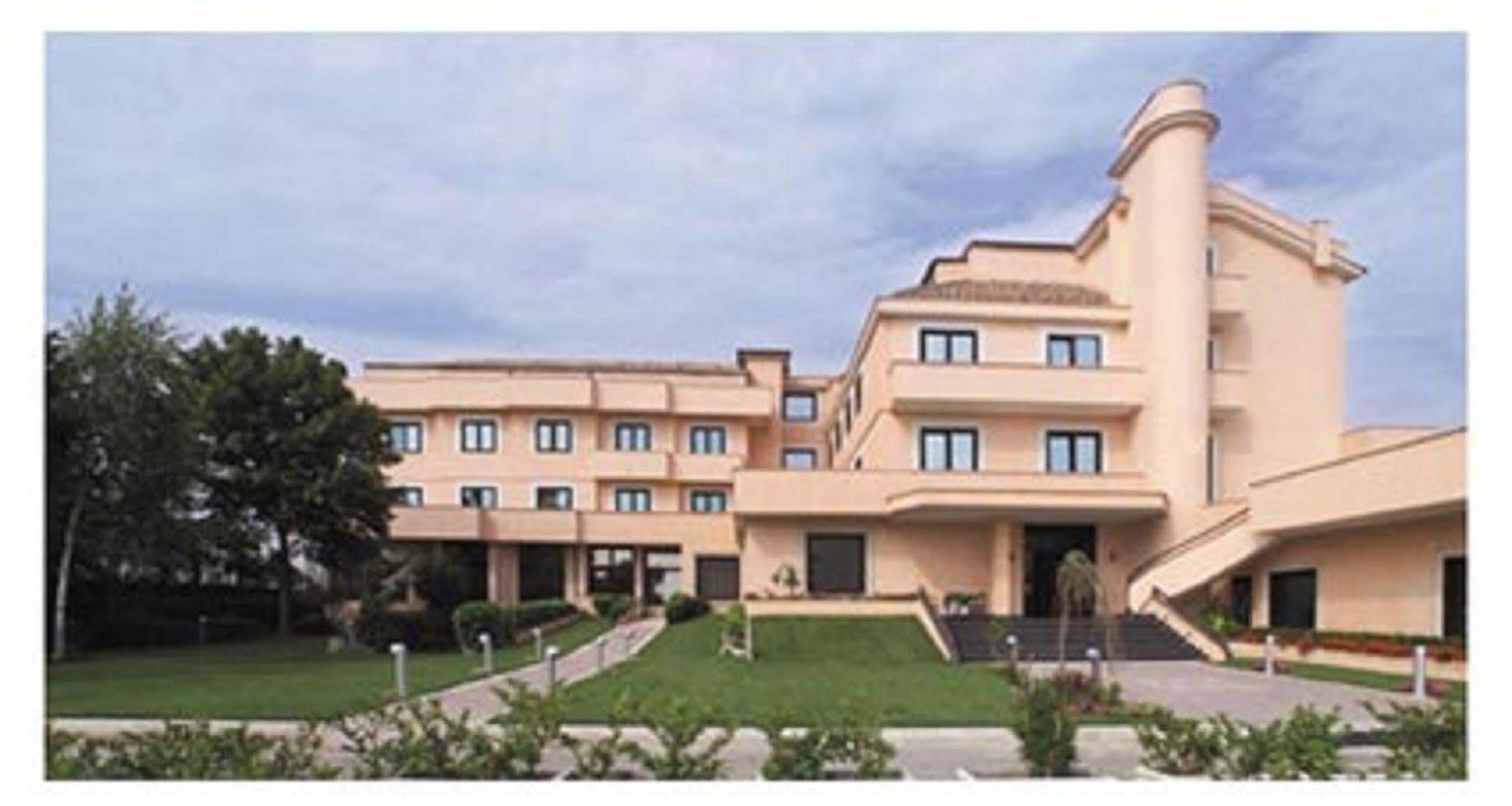 Hotel De La Ville & Centro Congressi ベネヴェント エクステリア 写真
